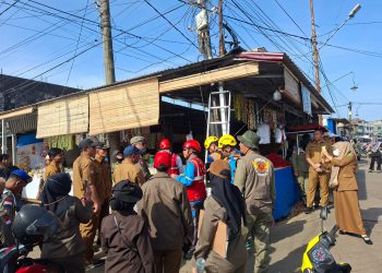 Petugas Gabungan Temukan Indikasi Pencurian Listrik Saat Penertiban Pasar Panorama