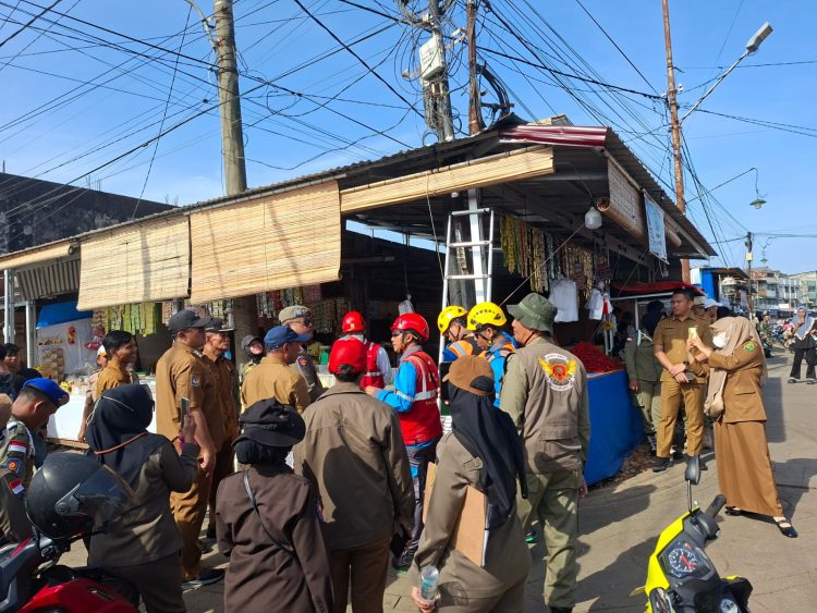 Petugas Gabungan Temukan Indikasi Pencurian Listrik Saat Penertiban Pasar Panorama