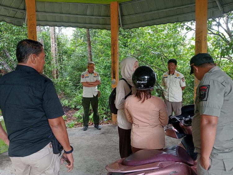 Dibawah Guyuran Hujan, 4 Pelajar Terciduk Berteduh di Saung, Romantis Namun Berakhir Ditangan Satpol PP