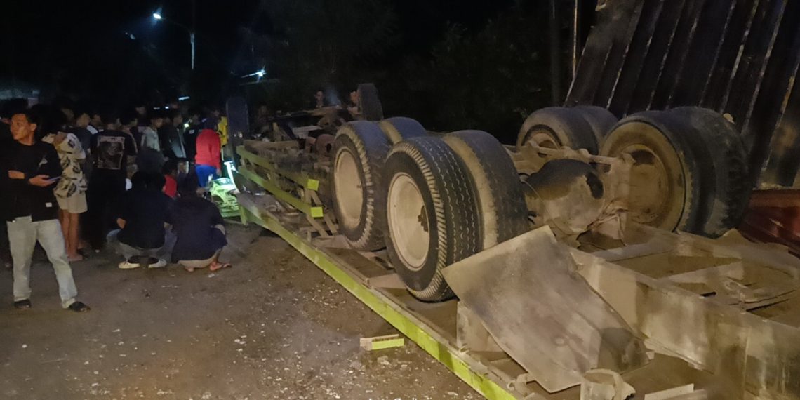 Truk Kontainer Terguling di Bawah Jembatan Fly Over Tais, Begini Kondisi Sopir dan Kernet