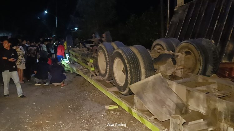 Truk Kontainer Terguling di Bawah Jembatan Fly Over Tais, Begini Kondisi Sopir dan Kernet