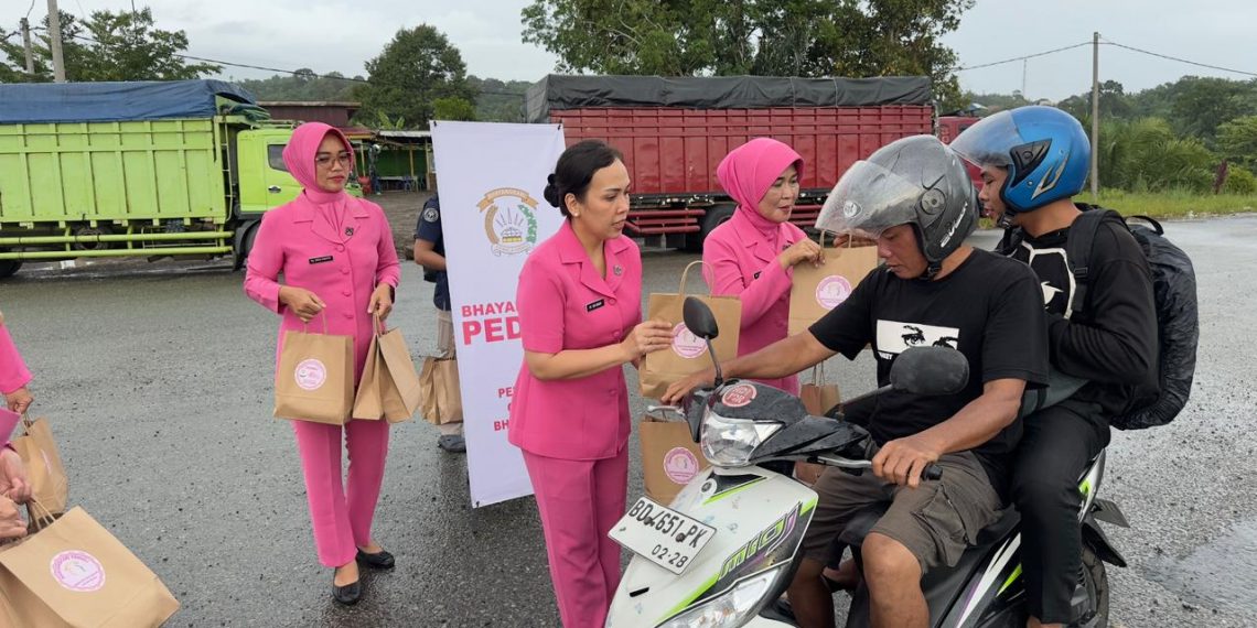 Didampingi Kapolres Seluma, Ketua Bhayangkari Bagikan Ratusan Takjil Kepada Pengendara 