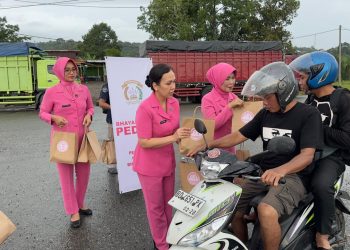 Didampingi Kapolres Seluma, Ketua Bhayangkari Bagikan Ratusan Takjil Kepada Pengendara 