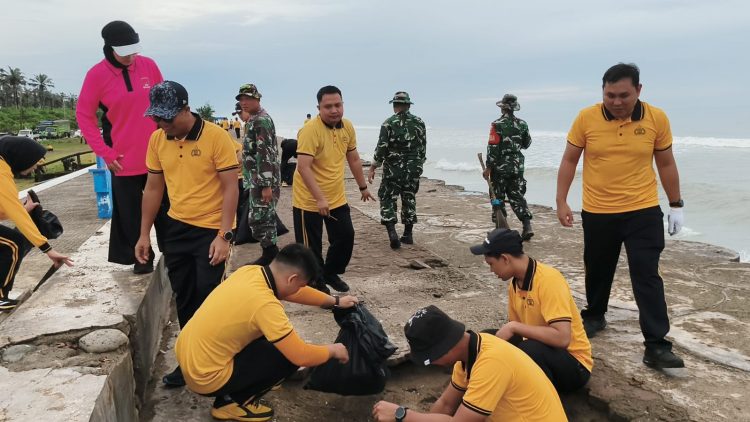 TNI-Polri Mukomuko Gotong Royong Bersih-bersih Pantai