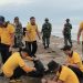 TNI-Polri Mukomuko Gotong Royong Bersih-bersih Pantai