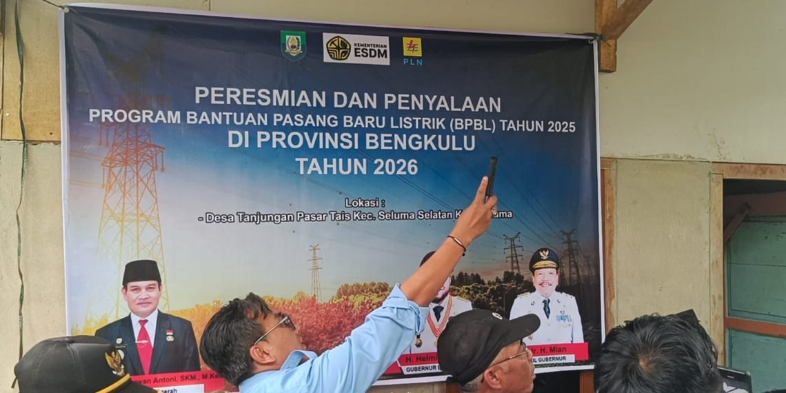 Program Listrik Gratis, Gubernur Bengkulu Helmi Hasan Serahkan kWh Listrik Gratis di Kabupaten Seluma