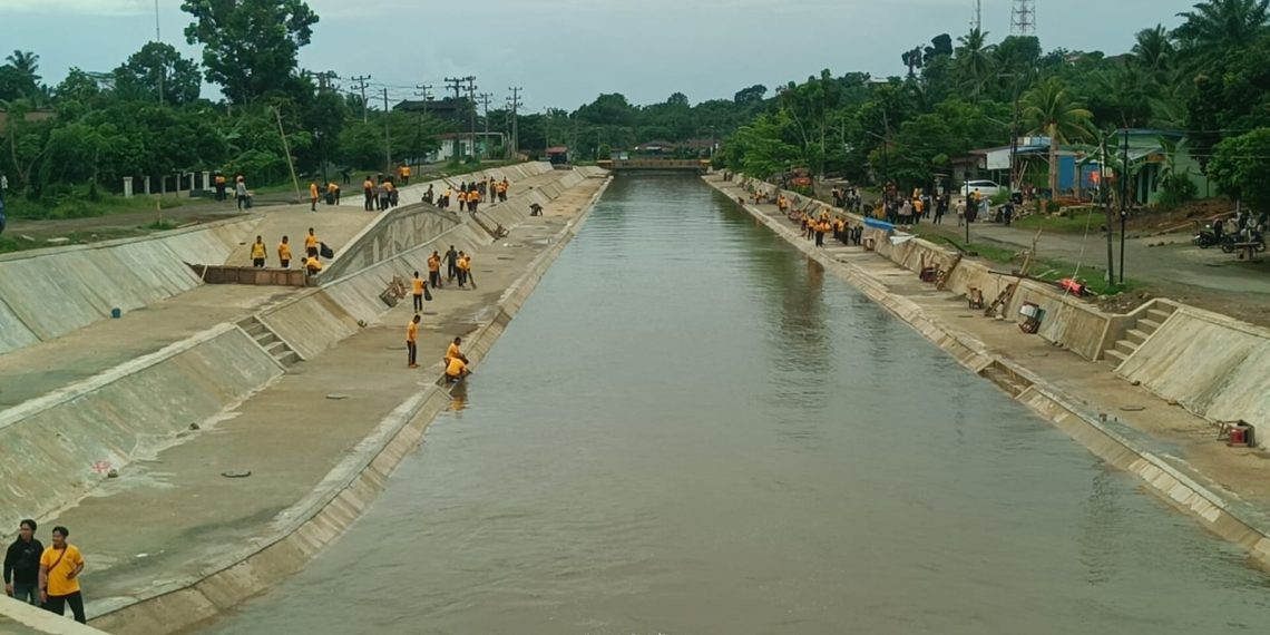Polres Seluma dan Kodim 0425/Seluma Gelar Jumat Bersih di Irigasi Bendung Air Seluma, Banyak Sampah Sejak Viral