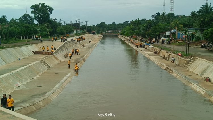 Polres Seluma dan Kodim 0425/Seluma Gelar Jumat Bersih di Irigasi Bendung Air Seluma, Banyak Sampah Sejak Viral