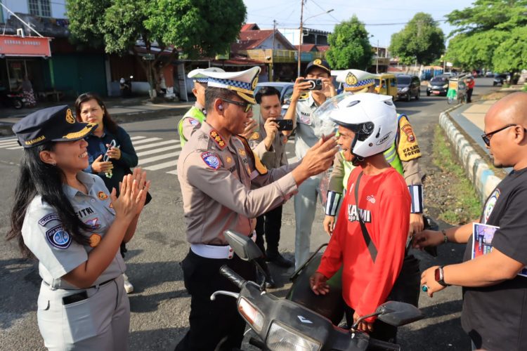Ditlantas Polda Bengkulu Bagikan Stiker Edukasi Keselamatan Berkendara dan Layanan 110