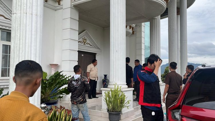 Kejaksaan Geledah Rumah Bando Amin Mantan Bupati Kepahiang