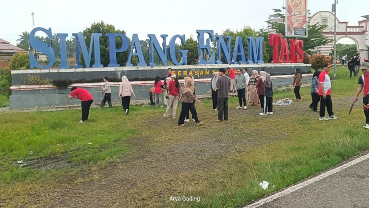 Jumat Bersih, Pemkab Seluma Kerahkan PNS dan PPPK Bersihkan Jalan 2 Jalur Kota Tais