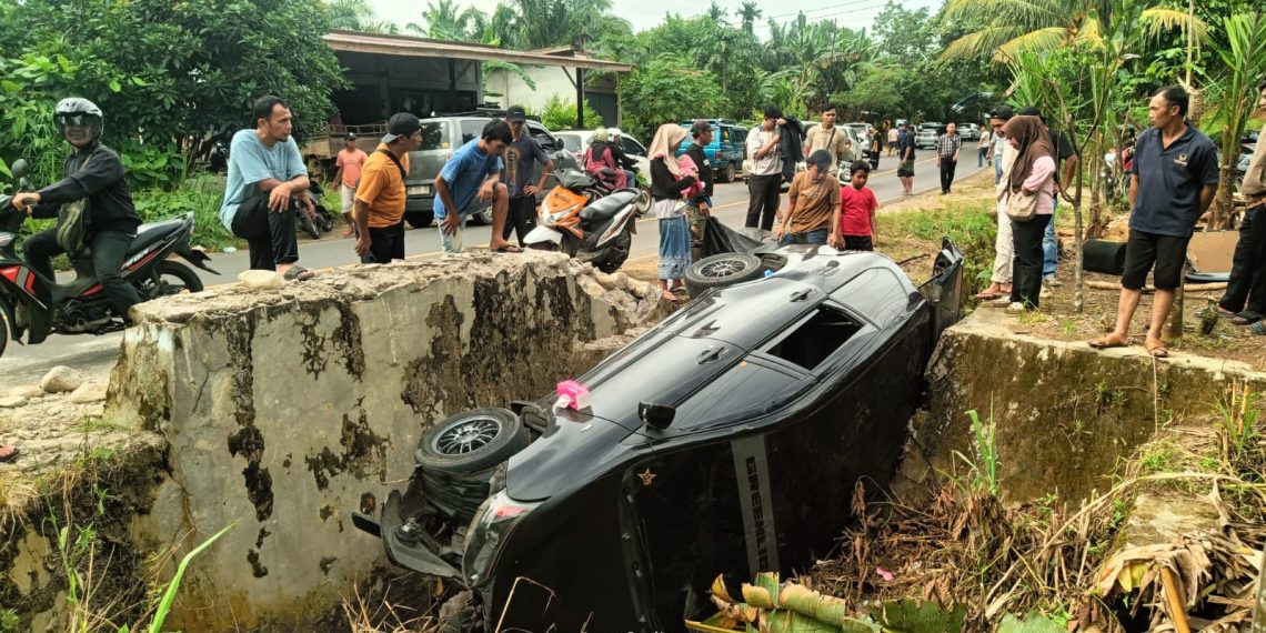 Mobil Travel Terguling Dalam Parit Demi Elak Adu Banteng