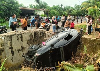 Mobil Travel Terguling Dalam Parit Demi Elak Adu Banteng
