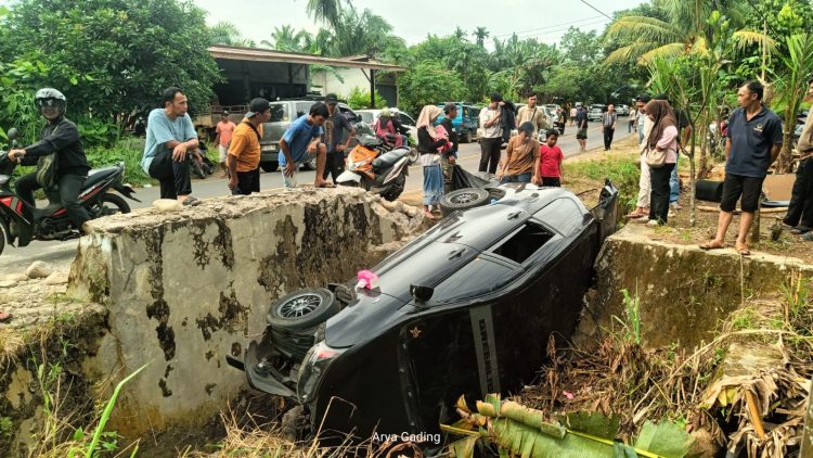 Mobil Travel Terguling Dalam Parit Demi Elak Adu Banteng
