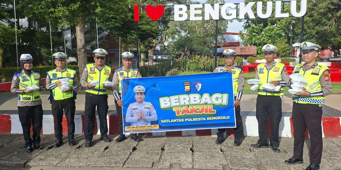 Satlantas Polresta Bengkulu Berbagi Takjil di Simpang Lima Ratu Samban