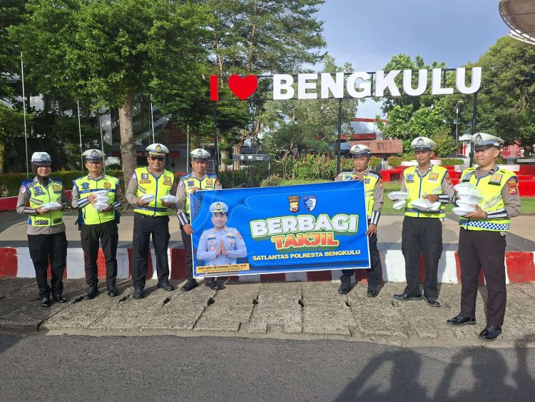 Satlantas Polresta Bengkulu Berbagi Takjil di Simpang Lima Ratu Samban