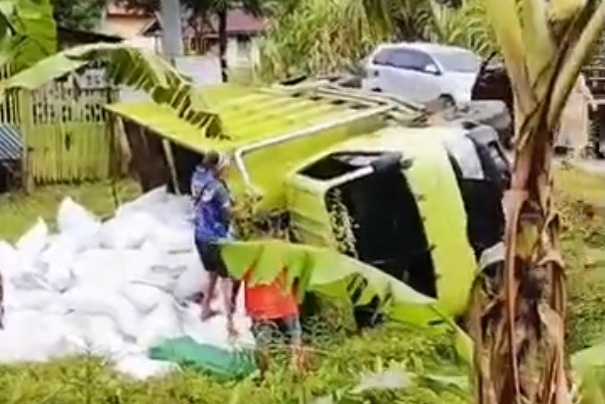 Truk Muatan Kedelai Terguling, Pecah Ban Akibat Jalan Berlubang