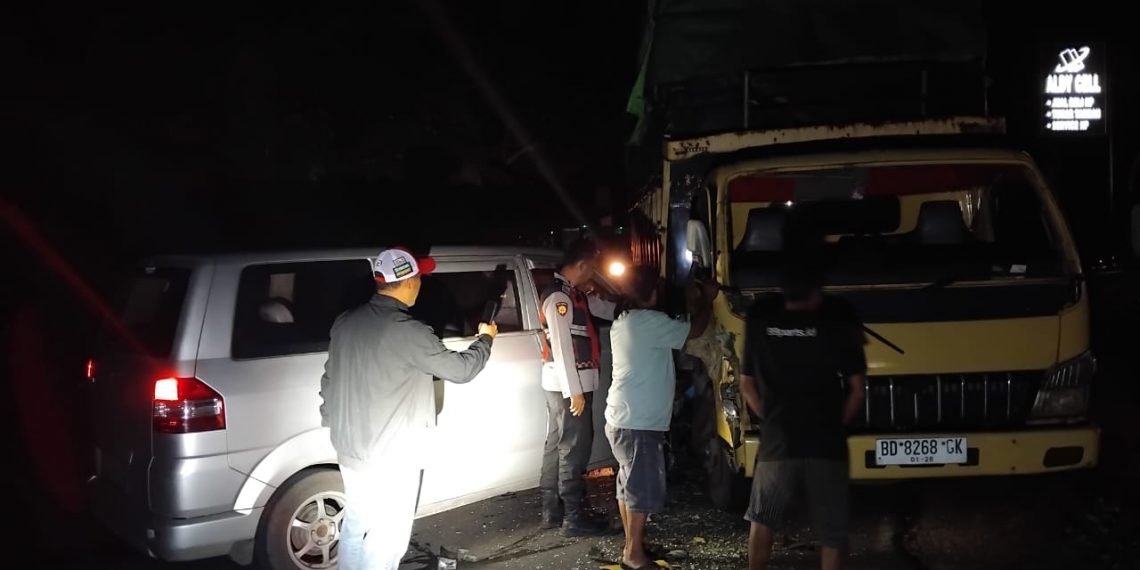 Sopir Diduga Mengantuk, Mobil Plat Merah Seruduk Truk di Simpang Pagar Gasing Talo