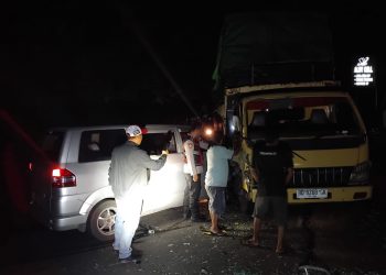 Sopir Diduga Mengantuk, Mobil Plat Merah Seruduk Truk di Simpang Pagar Gasing Talo