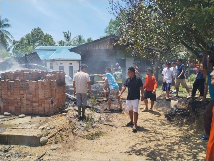 Warung dan Bengkel di Air Bikuk Mukomuko Terbakar