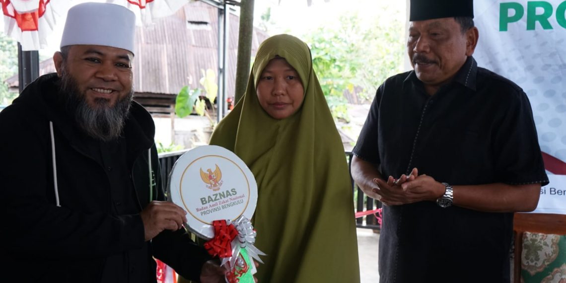 Gubernur Helmi Hasan Serahkan Kunci Rumah Layak Huni bagi Warga Desa Pito Kepahiang
