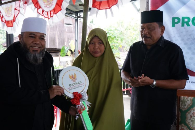 Gubernur Helmi Hasan Serahkan Kunci Rumah Layak Huni bagi Warga Desa Pito Kepahiang