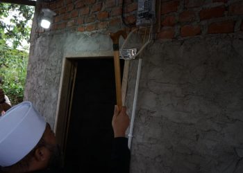 Pastikan Listrik Menyala, Gubernur Helmi Hasan Tinjau Langsung Bantuan Pasang Baru untuk Warga Kepahiang