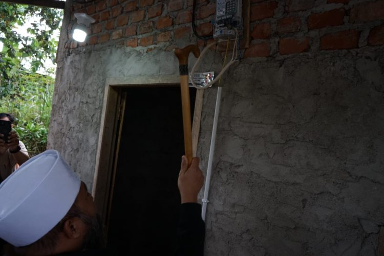 Pastikan Listrik Menyala, Gubernur Helmi Hasan Tinjau Langsung Bantuan Pasang Baru untuk Warga Kepahiang