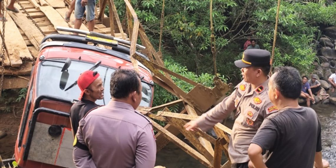 Jembatan Gantung Rena Jaya Bengkulu Utara Putus Saat Dilintasi, Truk Muatan Sawit Terjun ke Sungai