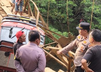 Jembatan Gantung Rena Jaya Bengkulu Utara Putus Saat Dilintasi, Truk Muatan Sawit Terjun ke Sungai