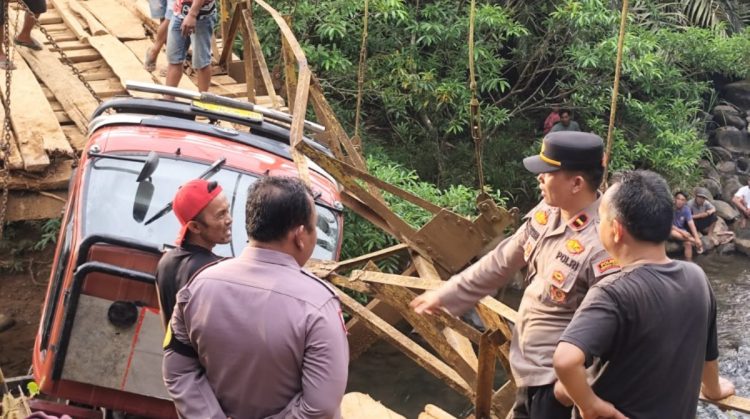 Jembatan Gantung Rena Jaya Bengkulu Utara Putus Saat Dilintasi, Truk Muatan Sawit Terjun ke Sungai