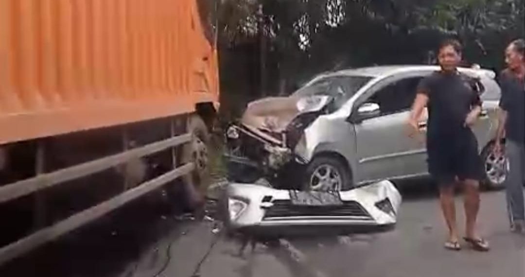 Adu Banteng Truk Fuso vs AGYA di Jalan Lintas Bengkulu – Kota Manna