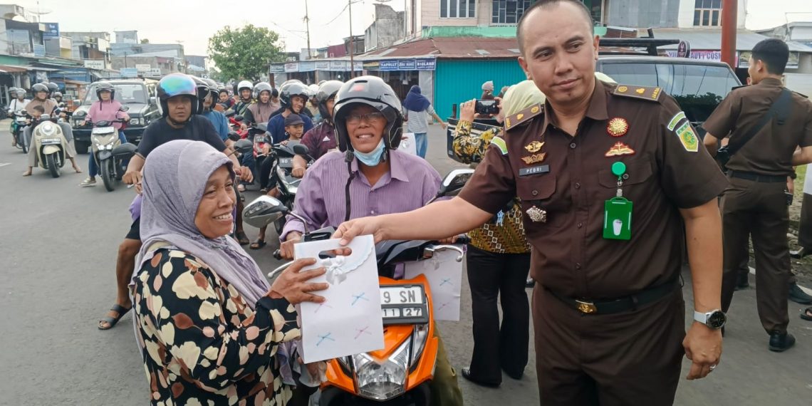 Tebar Takjil dan Gaungkan Anti Korupsi: Kejaksaan Negeri Bengkulu Utara Turun ke Jalan di Bulan Ramadan 1447 H