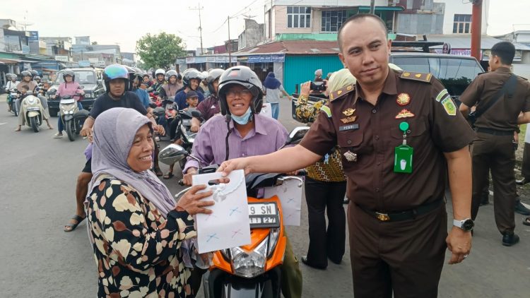 Tebar Takjil dan Gaungkan Anti Korupsi: Kejaksaan Negeri Bengkulu Utara Turun ke Jalan di Bulan Ramadan 1447 H