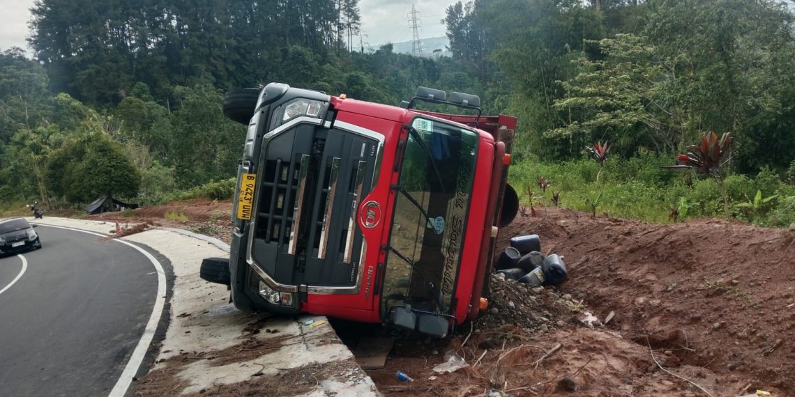 Truk UD Quester Muatan Pipa Besi Terguling di Ring Road Kepahiang