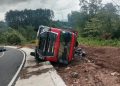 Truk UD Quester Muatan Pipa Besi Terguling di Ring Road Kepahiang
