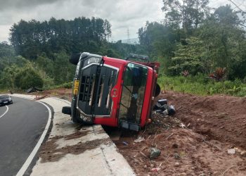Truk UD Quester Muatan Pipa Besi Terguling di Ring Road Kepahiang