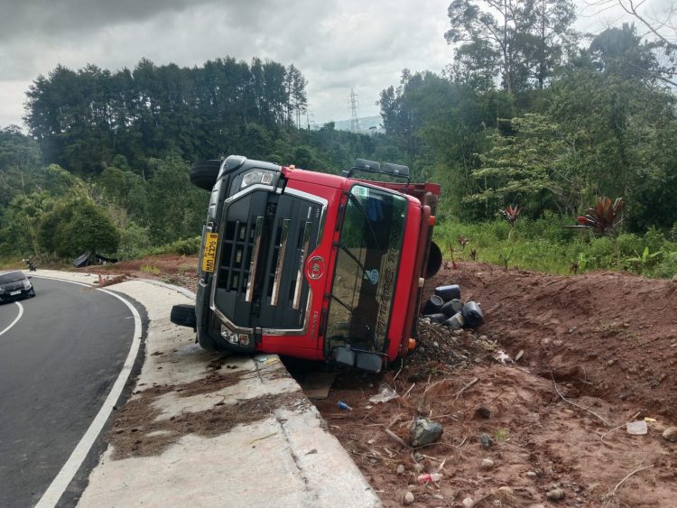 Truk UD Quester Muatan Pipa Besi Terguling di Ring Road Kepahiang