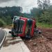 Truk UD Quester Muatan Pipa Besi Terguling di Ring Road Kepahiang