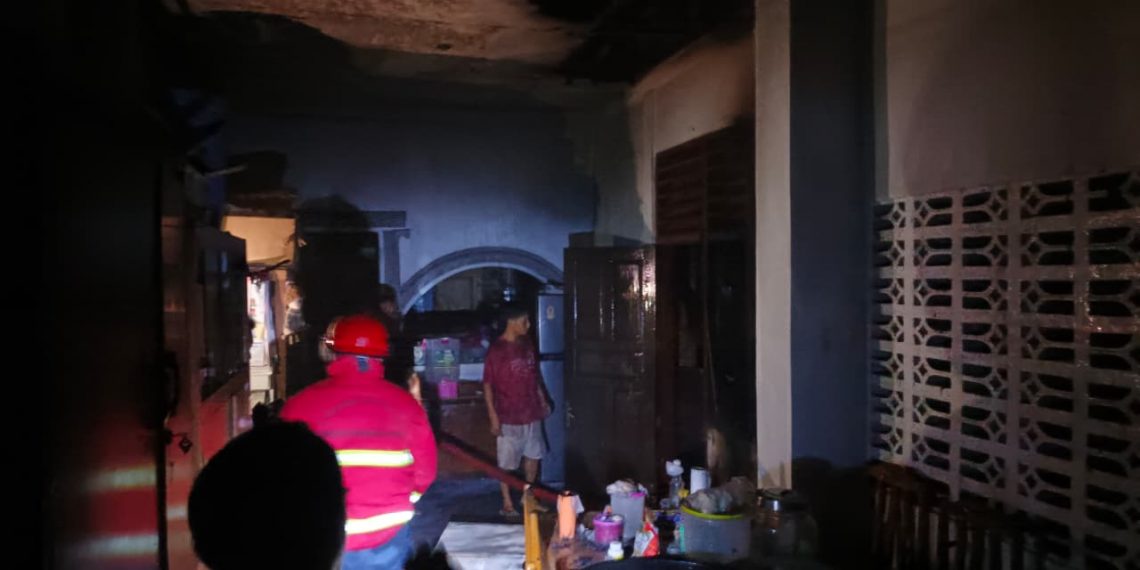 Nyaris Terjebak Kobaran Api, Pasangan Lansia di Bengkulu Utara Selamat Berkat Ayam