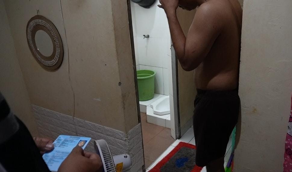 Razia Kontrakan, Satpol PP Kota Temukan Pasangan Diduga Kumpul Kebo dan Puluhan Alat Kontrasepsi Bekas