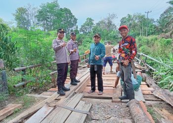 Jelang Mudik Lebaran, Jembatan Air Nibung Ulu Talo Seluma Direhab Swadaya