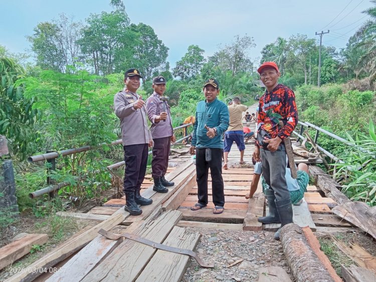 Jelang Mudik Lebaran, Jembatan Air Nibung Ulu Talo Seluma Direhab Swadaya