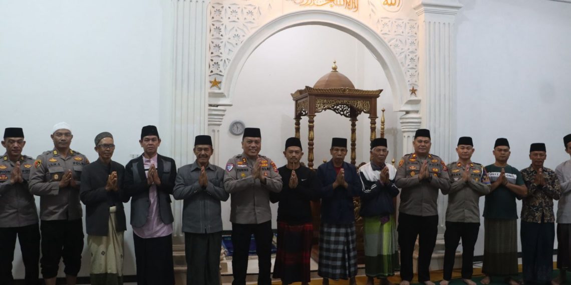 Subuh Keliling, Kapolres Kepahiang Salurkan Bantuan Sembako untuk Masyarakat