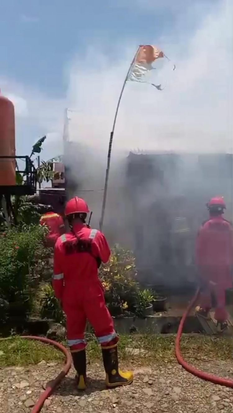 Diduga Korsleting Kulkas, Rumah di Sukarami Ludes Terbakar
