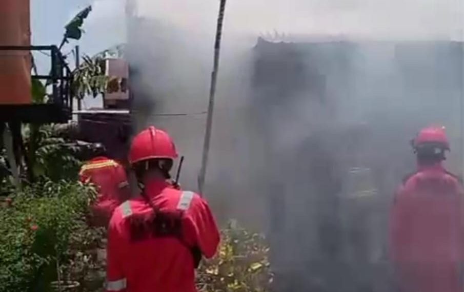 Diduga Korsleting Kulkas, Rumah di Sukarami Ludes Terbakar