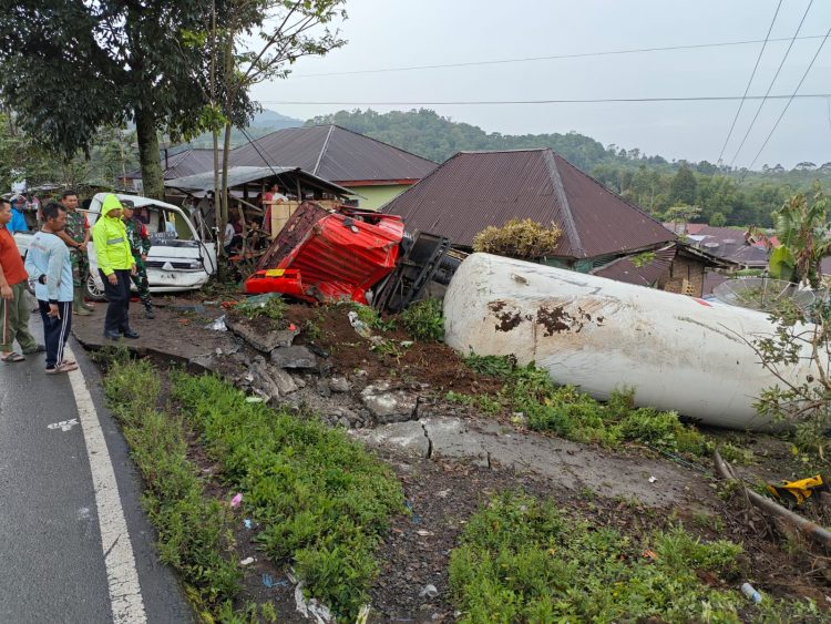 Tabrakan Truk LPG dan Pick Up di Suban Ayam, Lima Orang Terluka